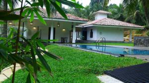 Thompson Manor (A Luxury Villa in Galle) Swimming Pool (7)
